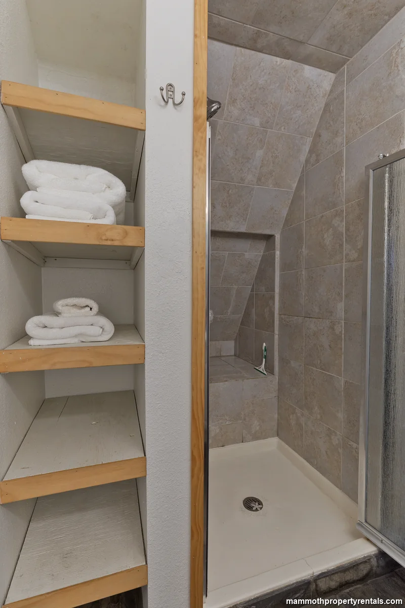 Full bathroom 2 with shower