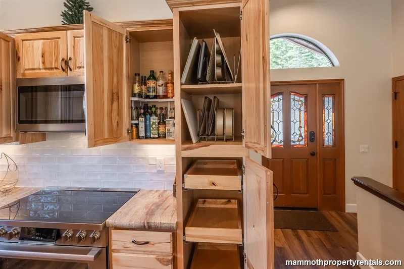 Beautiful chef's kitchen for all your cooking and entertaining needs